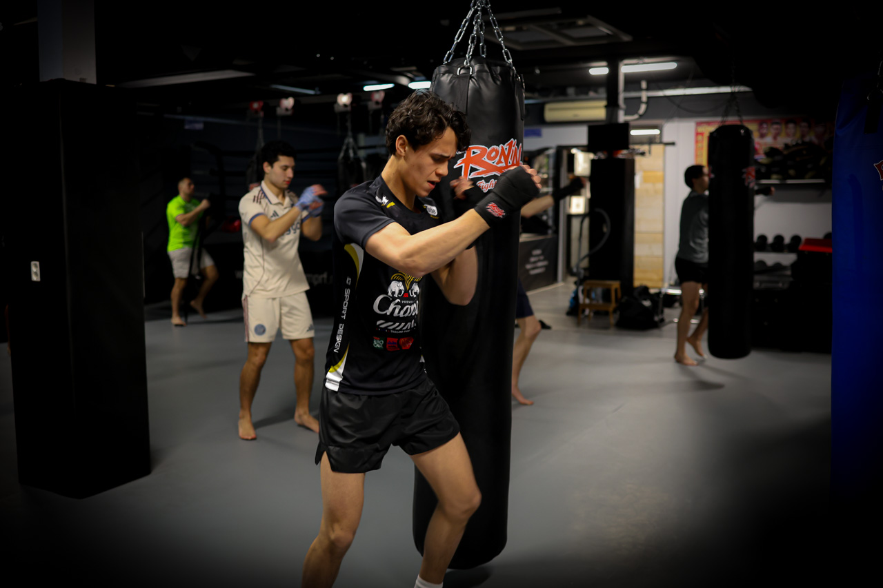 Sfeerbeeld van een kickbokstraining bij Brother Gym PRF in Badhoevedorp
